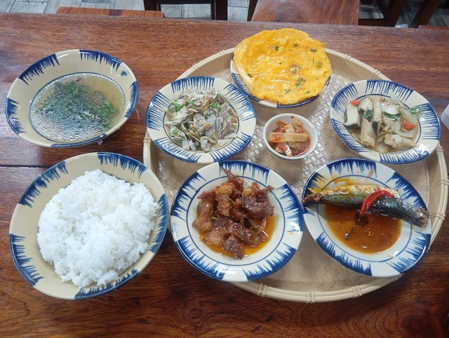 Hearty 6-dish Hue meal for less than $2 surprises diners- Ảnh 1. Hearty 6-dish Hue meal for less than $2 surprises diners- Ảnh 1.