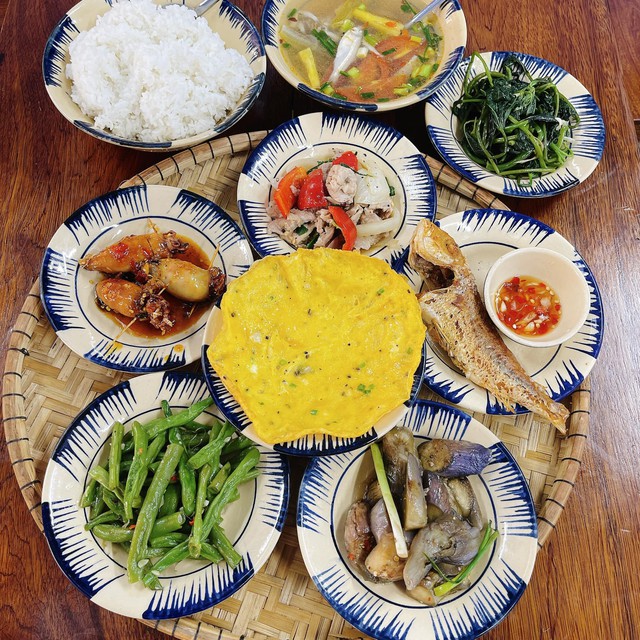 Hearty 6-dish Hue meal for less than $2 surprises diners- Ảnh 2. Hearty 6-dish Hue meal for less than $2 surprises diners- Ảnh 2.