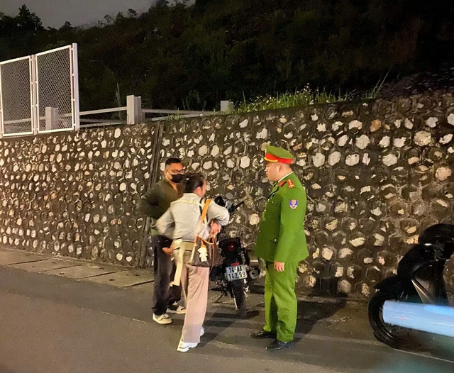 Police save mother, infant from suicide attempt on bridge in northern Vietnam- Ảnh 1.