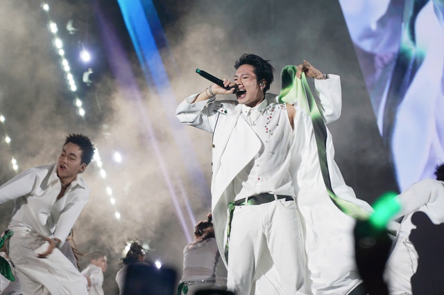 បរិយាកាស​មាន​កម្ដៅ​ខ្លាំង​នៅ​តាម​ទីតាំង​តាំង​បង្ហាញ​កាំជ្រួច - រូបថត​ទី 4។