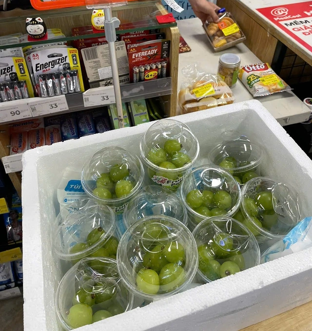 Giới trẻ bắt trend ăn 12 trái nho trong đêm giao thừa Tết dương lịch- Ảnh 3.