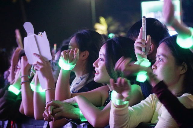 បរិយាកាស​មាន​កម្ដៅ​ខ្លាំង​នៅ​តាម​ទីតាំង​តាំង​បង្ហាញ​កាំជ្រួច - រូបថត​ទី 3។