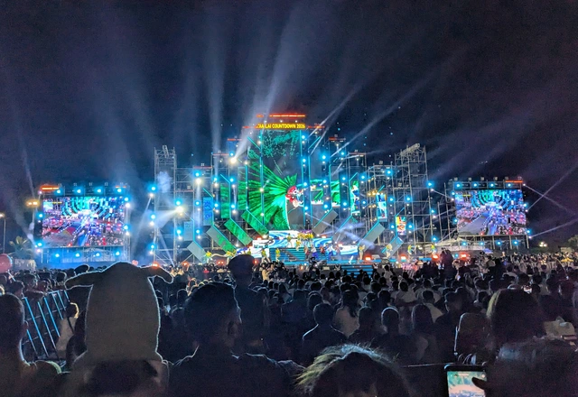 បរិយាកាស​មាន​ភាព​កក់ក្ដៅ​ខ្លាំង​នៅ​តាម​ទីតាំង​តាំង​ពិព័រណ៍​កាំជ្រួច - រូបថត​ទី 1។