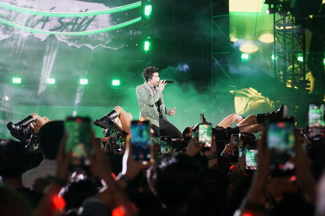 បរិយាកាស​មាន​កម្ដៅ​ខ្លាំង​នៅ​តាម​ទីតាំង​តាំង​បង្ហាញ​កាំជ្រួច - រូបថត​ទី 6។