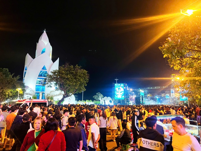 ហ្វូងមនុស្សយ៉ាងច្រើនកុះករបានប្រមូលផ្តុំគ្នានៅតំបន់កណ្តាលនៃខេត្ត និងក្រុងនានា ដើម្បីស្វាគមន៍ឆ្នាំថ្មី ២០២៦ - រូបថតទី ១។