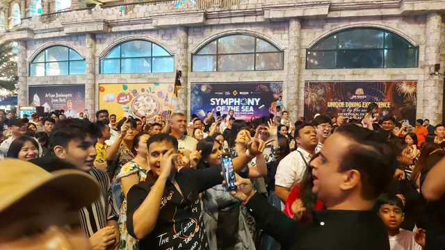 បរិយាកាស​មាន​ភាព​កក់ក្ដៅ​ខ្លាំង​នៅ​តាម​ទីតាំង​តាំង​ពិព័រណ៍​កាំជ្រួច - រូបថត​ទី 1។