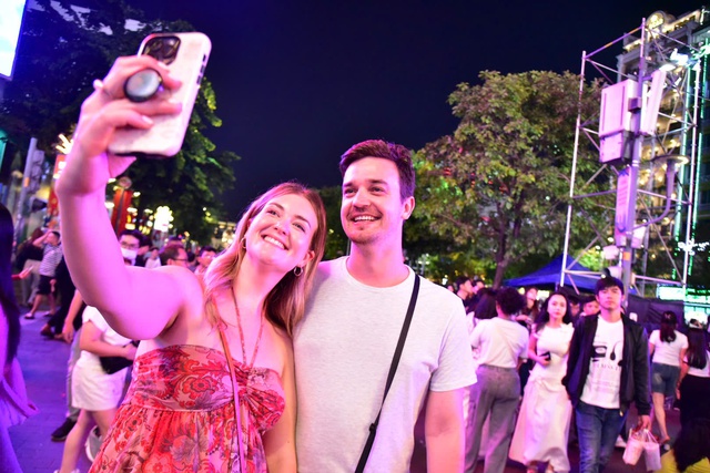 ហ្វូងមនុស្សយ៉ាងច្រើនកុះករបានប្រមូលផ្តុំគ្នានៅកណ្តាលទីក្រុងហូជីមិញ ហាណូយ ដាណាង… ដោយរង់ចាំពេលវេលាដើម្បីស្វាគមន៍ឆ្នាំថ្មី ២០២៦ - រូបថតទី ២។