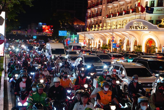 ហ្វូងមនុស្សយ៉ាងច្រើនកុះករបានប្រមូលផ្តុំគ្នានៅតំបន់កណ្តាលនៃខេត្ត និងក្រុងនានា ដើម្បីស្វាគមន៍ឆ្នាំថ្មី ២០២៦ - រូបថតទី ៣។