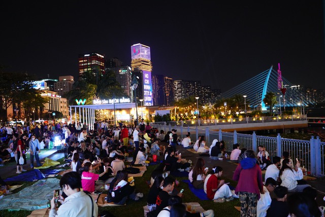 ហ្វូងមនុស្សយ៉ាងច្រើនកុះករបានប្រមូលផ្តុំគ្នានៅតំបន់កណ្តាលនៃខេត្ត និងក្រុងនានា ដើម្បីស្វាគមន៍ឆ្នាំថ្មី ២០២៦ - រូបថតទី ៤។