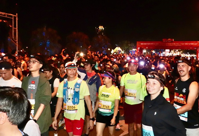 បរិយាកាស​ក្តៅ​ខ្លាំង​នៅ​ទីតាំង​តាំង​បង្ហាញ​កាំជ្រួច - រូបថត​ទី 2។