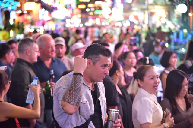 ហ្វូងមនុស្សយ៉ាងច្រើនកុះករបានប្រមូលផ្តុំគ្នានៅតំបន់កណ្តាលនៃខេត្ត និងក្រុងនានា ដើម្បីស្វាគមន៍ឆ្នាំថ្មី ២០២៦ - រូបថតទី ១។