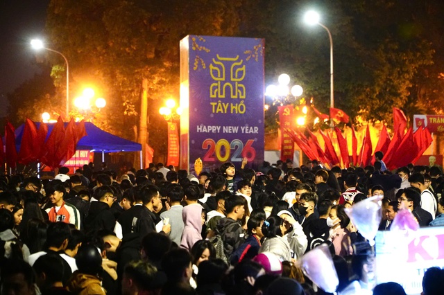 បរិយាកាស​មាន​កម្ដៅ​ខ្លាំង​នៅ​តាម​ទីតាំង​តាំង​បង្ហាញ​កាំជ្រួច - រូបថត​ទី 5។