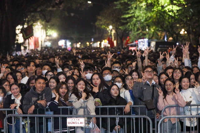 បរិយាកាស​ក្តៅ​ខ្លាំង​នៅ​ទីតាំង​តាំង​បង្ហាញ​កាំជ្រួច - រូបថត​ទី 2។