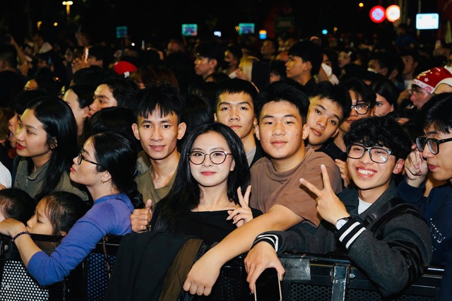 បរិយាកាស​ក្តៅ​ខ្លាំង​នៅ​ទីតាំង​តាំង​បង្ហាញ​កាំជ្រួច - រូបថត​ទី 2។