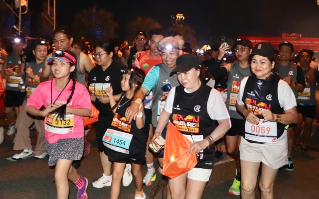 បរិយាកាស​មាន​ភាព​កក់ក្ដៅ​ខ្លាំង​នៅ​តាម​ទីតាំង​តាំង​ពិព័រណ៍​កាំជ្រួច - រូបថត​ទី 1។