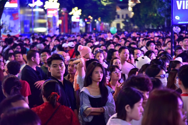 ហ្វូងមនុស្សយ៉ាងច្រើនកុះករបានប្រមូលផ្តុំគ្នានៅកណ្តាលទីក្រុងហូជីមិញ ហាណូយ ដាណាំង… ដោយរង់ចាំពេលវេលាដើម្បីស្វាគមន៍ឆ្នាំថ្មី ២០២៦ - រូបថតទី ១។