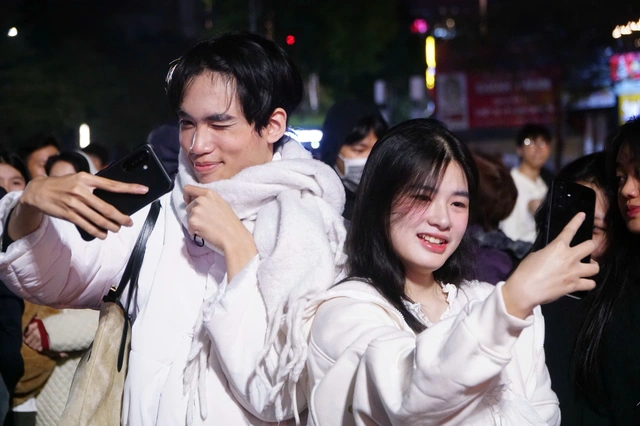 បរិយាកាស​មាន​កម្ដៅ​ខ្លាំង​នៅ​តាម​ទីតាំង​តាំង​បង្ហាញ​កាំជ្រួច - រូបថត​ទី 4។