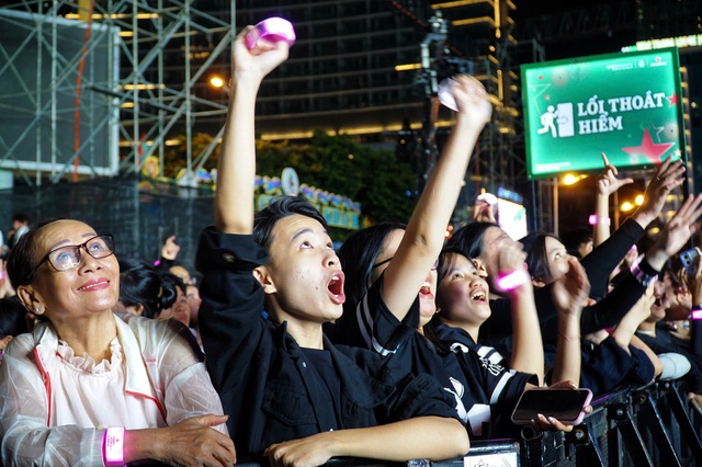 បរិយាកាស​មាន​ភាព​កក់ក្ដៅ​ខ្លាំង​នៅ​តាម​ទីតាំង​តាំង​ពិព័រណ៍​កាំជ្រួច - រូបថត​ទី 1។