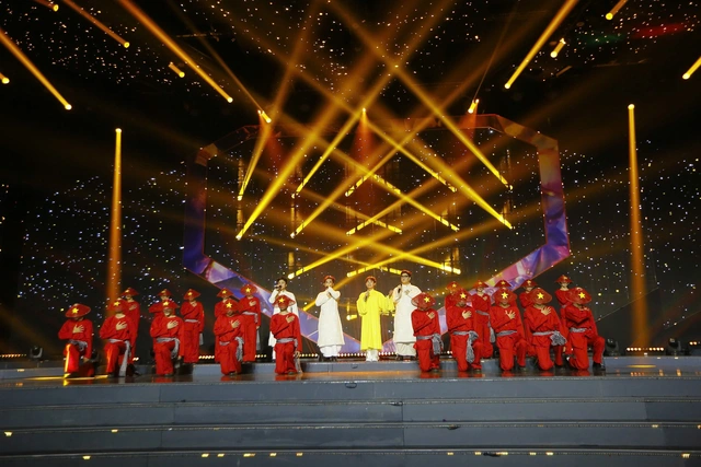 បរិយាកាស​ក្តៅ​ខ្លាំង​នៅ​ទីតាំង​តាំង​បង្ហាញ​កាំជ្រួច - រូបថត​ទី 2។