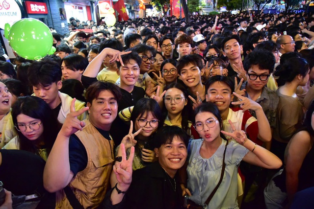 បរិយាកាស​មាន​កម្ដៅ​ខ្លាំង​នៅ​តាម​ទីតាំង​តាំង​បង្ហាញ​កាំជ្រួច - រូបថត​ទី 3។