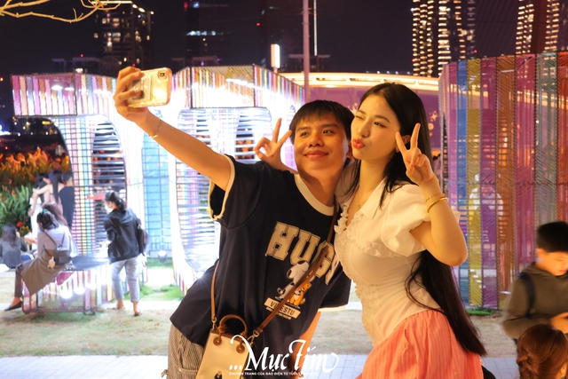 Bạn trẻ TP.HCM chào đón năm 2026 dưới màn pháo hoa rực rỡ- Ảnh 3. Bạn trẻ TP.HCM chào đón năm 2026 dưới màn pháo hoa rực rỡ- Ảnh 3.