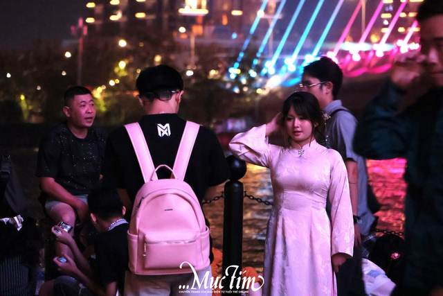 Bạn trẻ TP.HCM chào đón năm 2026 dưới màn pháo hoa rực rỡ- Ảnh 4. Bạn trẻ TP.HCM chào đón năm 2026 dưới màn pháo hoa rực rỡ- Ảnh 4.