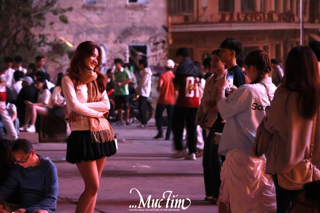 Bạn trẻ TP.HCM chào đón năm 2026 dưới màn pháo hoa rực rỡ- Ảnh 5. Bạn trẻ TP.HCM chào đón năm 2026 dưới màn pháo hoa rực rỡ- Ảnh 5.