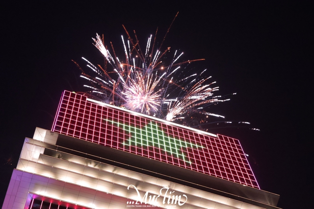 Bạn trẻ TP.HCM chào đón năm 2026 dưới màn pháo hoa rực rỡ- Ảnh 7. Bạn trẻ TP.HCM chào đón năm 2026 dưới màn pháo hoa rực rỡ- Ảnh 7.