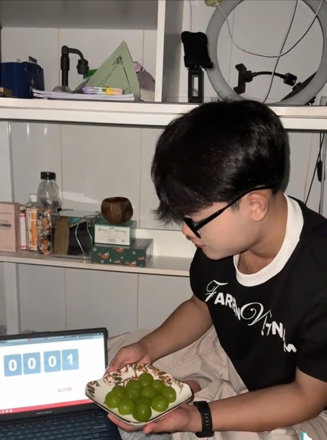 Giới trẻ bắt trend ăn 12 trái nho trong đêm giao thừa Tết dương lịch- Ảnh 1.