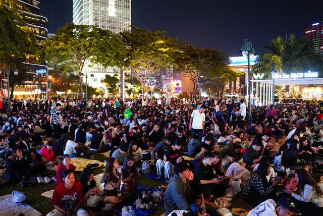 បរិយាកាស​មាន​កម្ដៅ​ខ្លាំង​នៅ​តាម​ទីតាំង​តាំង​បង្ហាញ​កាំជ្រួច - រូបថត​ទី 3។