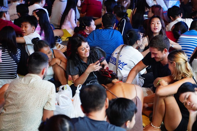 បរិយាកាស​មាន​កម្ដៅ​ខ្លាំង​នៅ​តាម​ទីតាំង​តាំង​បង្ហាញ​កាំជ្រួច - រូបថត​ទី 4។