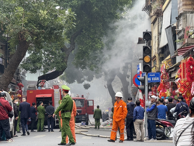 Fire at central Hanoi home prompts temporary street closures- Ảnh 1.