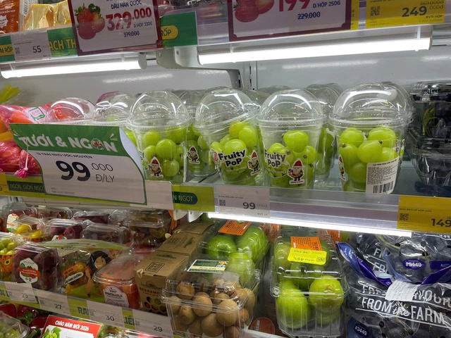 Giới trẻ bắt trend ăn 12 trái nho trong đêm giao thừa Tết dương lịch- Ảnh 2.