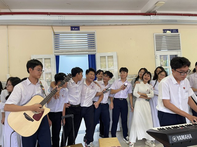 Ho Chi Minh City schools roll out phone-free recess to curb student screen time- Ảnh 1. Ho Chi Minh City schools roll out phone-free recess to curb student screen time- Ảnh 1.