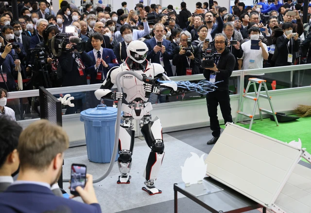 Cutting-edge humanoid robots on display at Tokyo show- Ảnh 1.