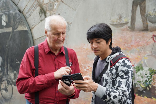 In Hanoi Old Quarter, local, foreign lenses cross paths in photo workshops - Ảnh 1.