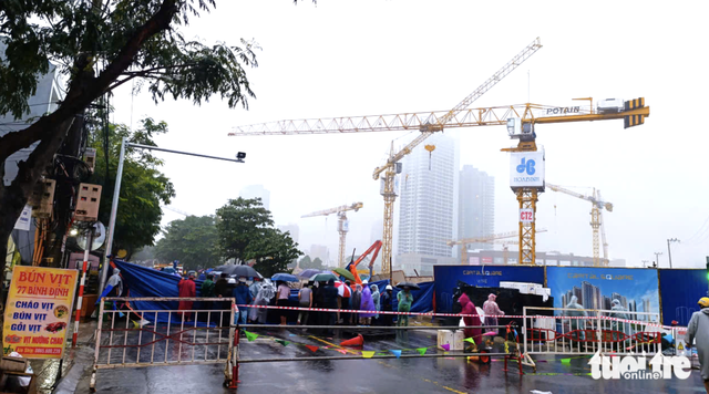 Sinkhole swallows 2 cars in downtown Da Nang - Ảnh 2.