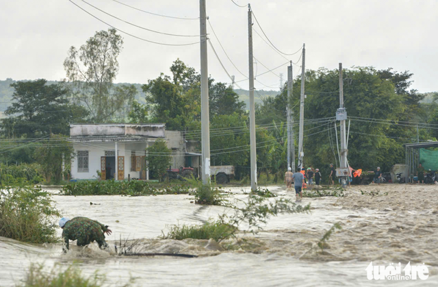 Vietnam’s Lam Dong activates emergency response as 1,750 households isolated, dozens of boats sink
- Ảnh 1.