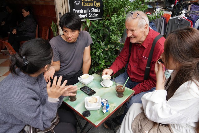 In Hanoi Old Quarter, local, foreign lenses cross paths in photo workshops - Ảnh 2.