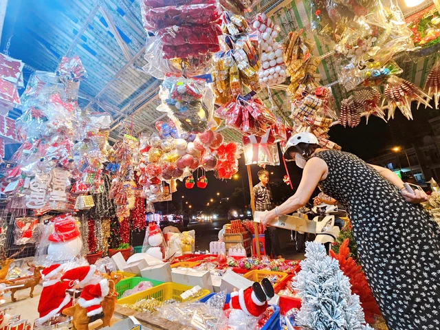 Christmas decoration sales in Ho Chi Minh City slump after storms, floods- Ảnh 1.