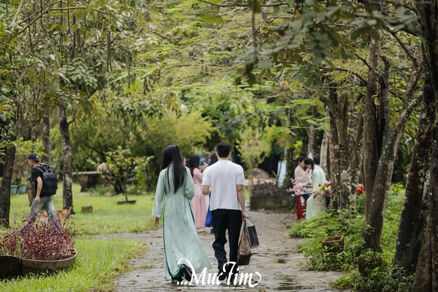 Giới trẻ rủ nhau chụp ảnh Tết sớm tại Bảo tàng Áo dài TP.HCM - Ảnh 5.