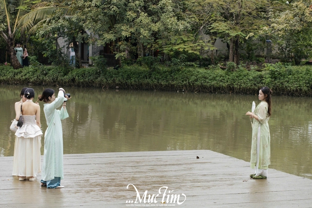 Giới trẻ rủ nhau chụp ảnh Tết sớm tại Bảo tàng Áo dài TP.HCM - Ảnh 6.