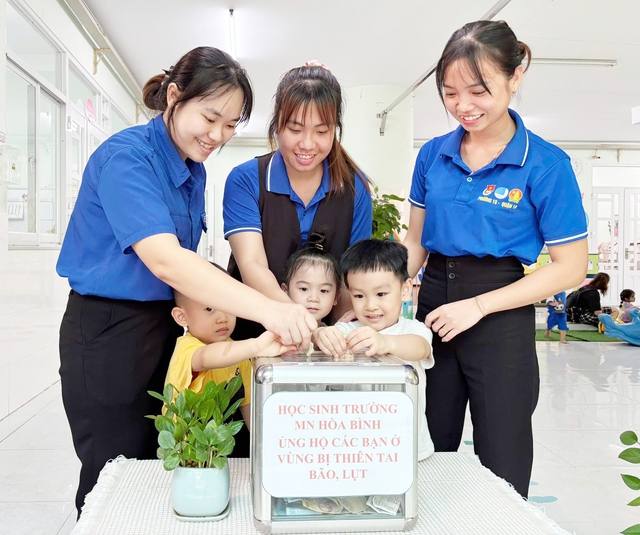 Cứu trợ bão lũ, Làng Đội thành phố cùng về đích - Ảnh 4.