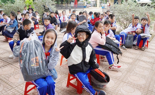 Cứu trợ bão lũ, Làng Đội thành phố cùng về đích - Ảnh 2.