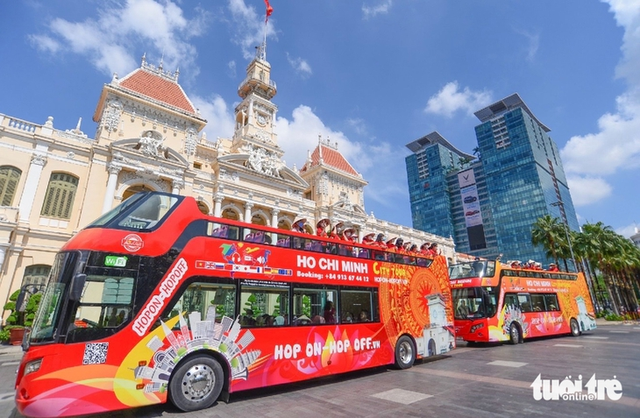 Ho Chi Minh City orders enforcement against double-decker buses violating traffic rules- Ảnh 1.