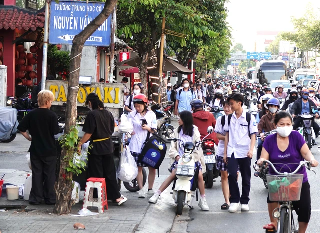 Clearing Ho Chi Minh City’s sidewalks a possible mission: opinion- Ảnh 1.
