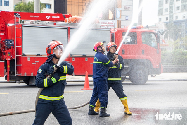 Hundreds participate in fire drill at Da Nang Administrative Center - Ảnh 3. Hundreds participate in fire drill at Da Nang Administrative Center - Ảnh 3.