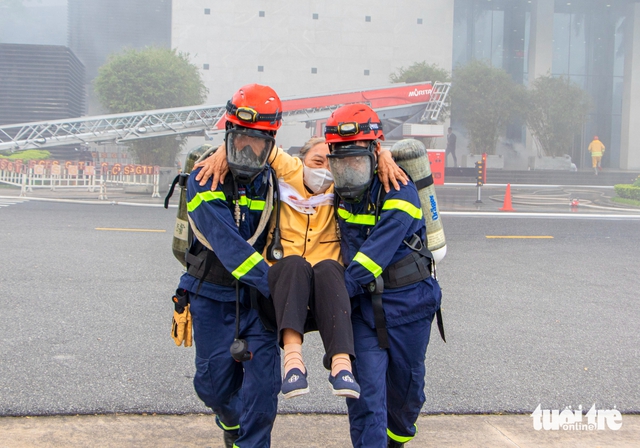 Hundreds participate in fire drill at Da Nang Administrative Center - Ảnh 4. Hundreds participate in fire drill at Da Nang Administrative Center - Ảnh 4.