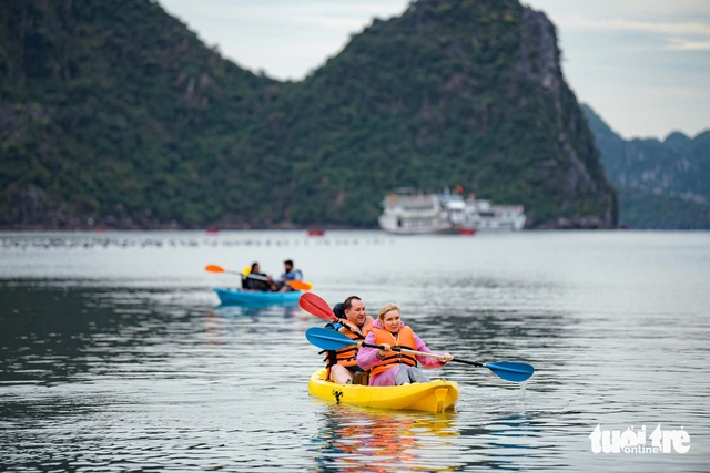 Vietnam’s int’l tourist arrivals hit record 19.15 million in 11 months - Ảnh 1.