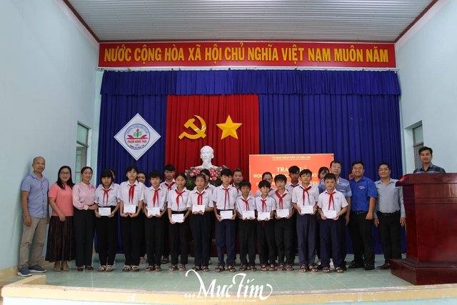 Thảo cầm viên trao quà cho 200 bạn học sinh tỉnh Khánh Hòa sau lũ - Ảnh 1.